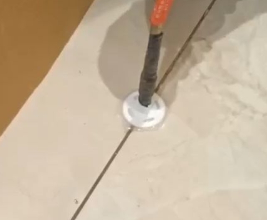 山东瓷砖空鼓维修公司专业解答瓷砖在铺贴过程中，如果没有涂抹均匀到位的粘结材料（如水泥砂浆或瓷砖胶），可能会导致以下问题