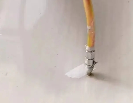 山东瓷砖空鼓维修公司专业解答在瓷砖铺贴过程中，如果使用的砂料过粗（如全部使用了粗砂），可能会导致以下问题