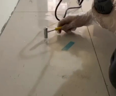 山东瓷砖开裂维修公司专业分享瓷砖在铺贴前如果没有沥干水分，将会导致以下问题