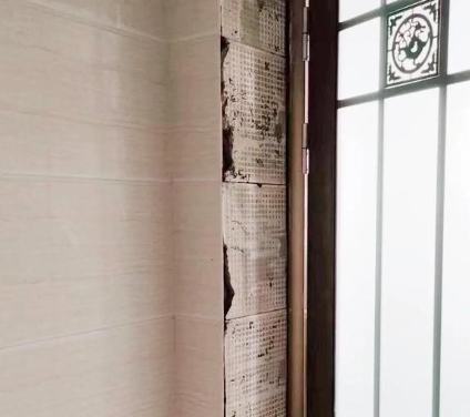 山东瓷砖空鼓免砸砖维修公司分享吸水砖泡水时间不够或过长都会对瓷砖铺贴效果产生影响